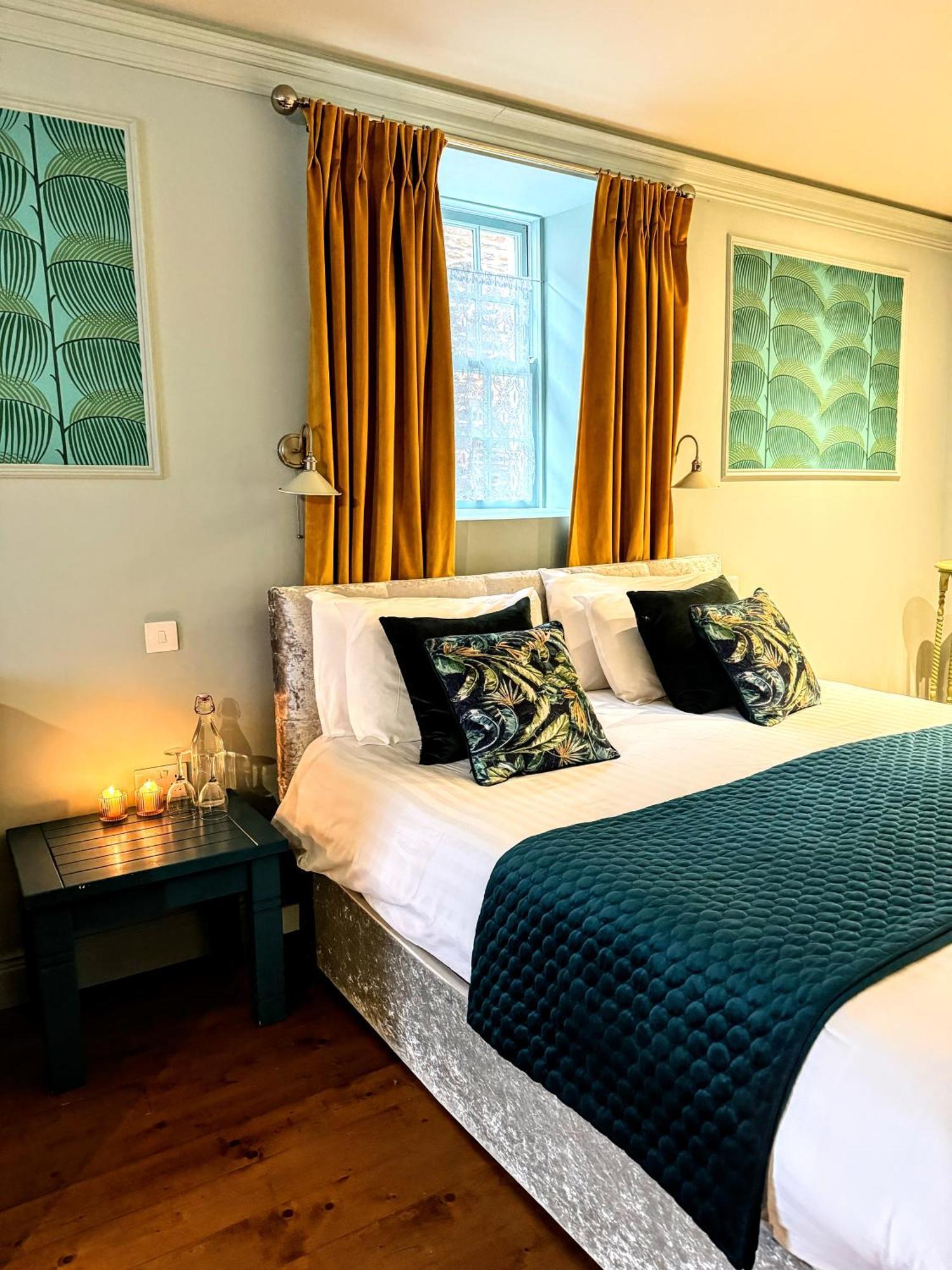 Clone Country House オーリム エクステリア 写真 A bedroom at The Old Vicarage